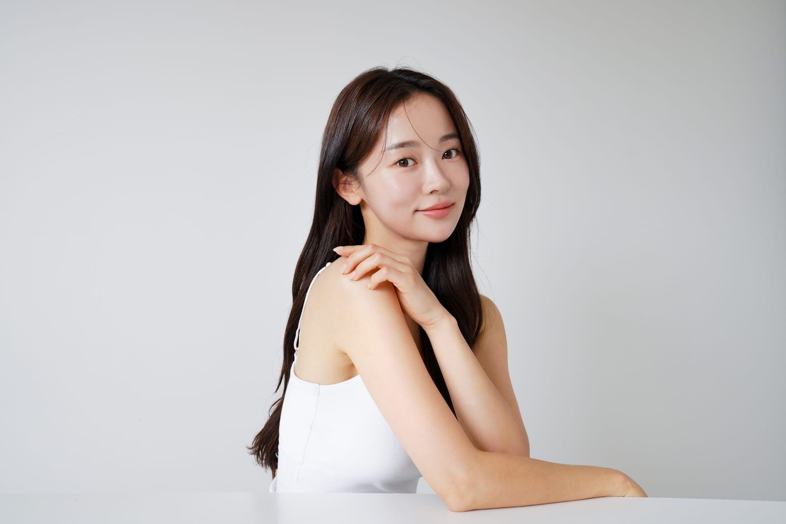 精華液瓶身在大理石表面,清晨冷藍色光線