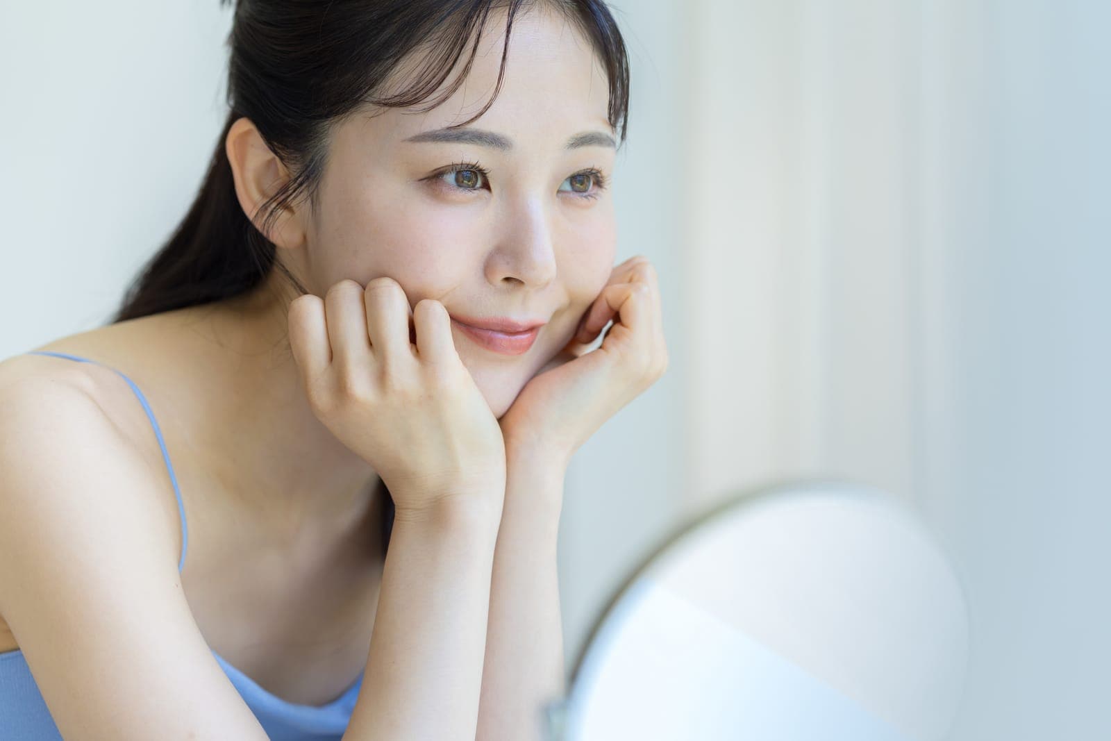 外泌體囊泡在深藍色液體中漂浮,冷鉑金光照射