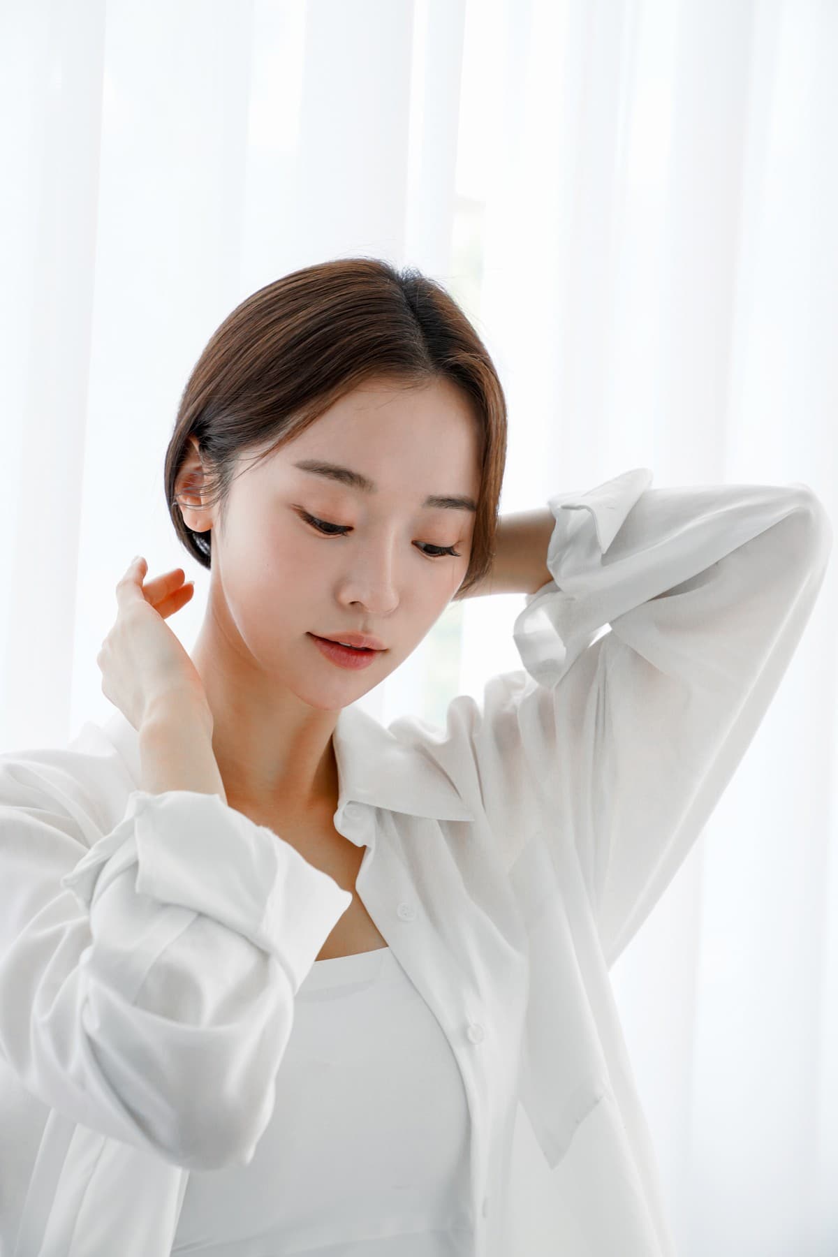 三顆發光液態球體在深藍色空間中彼此靠近