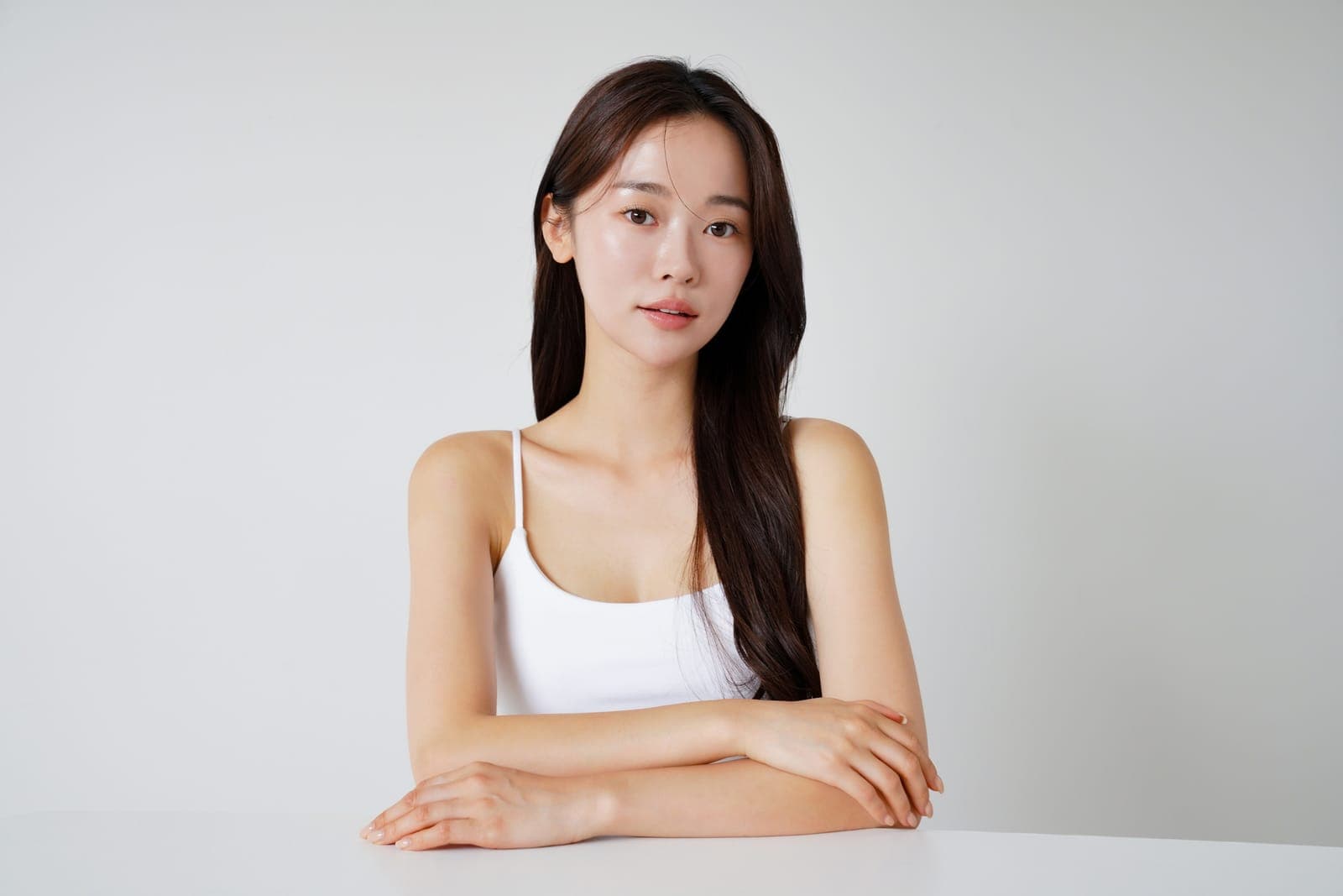 傳統乳霜與外泌體科技的對比——冷白光與深藍色