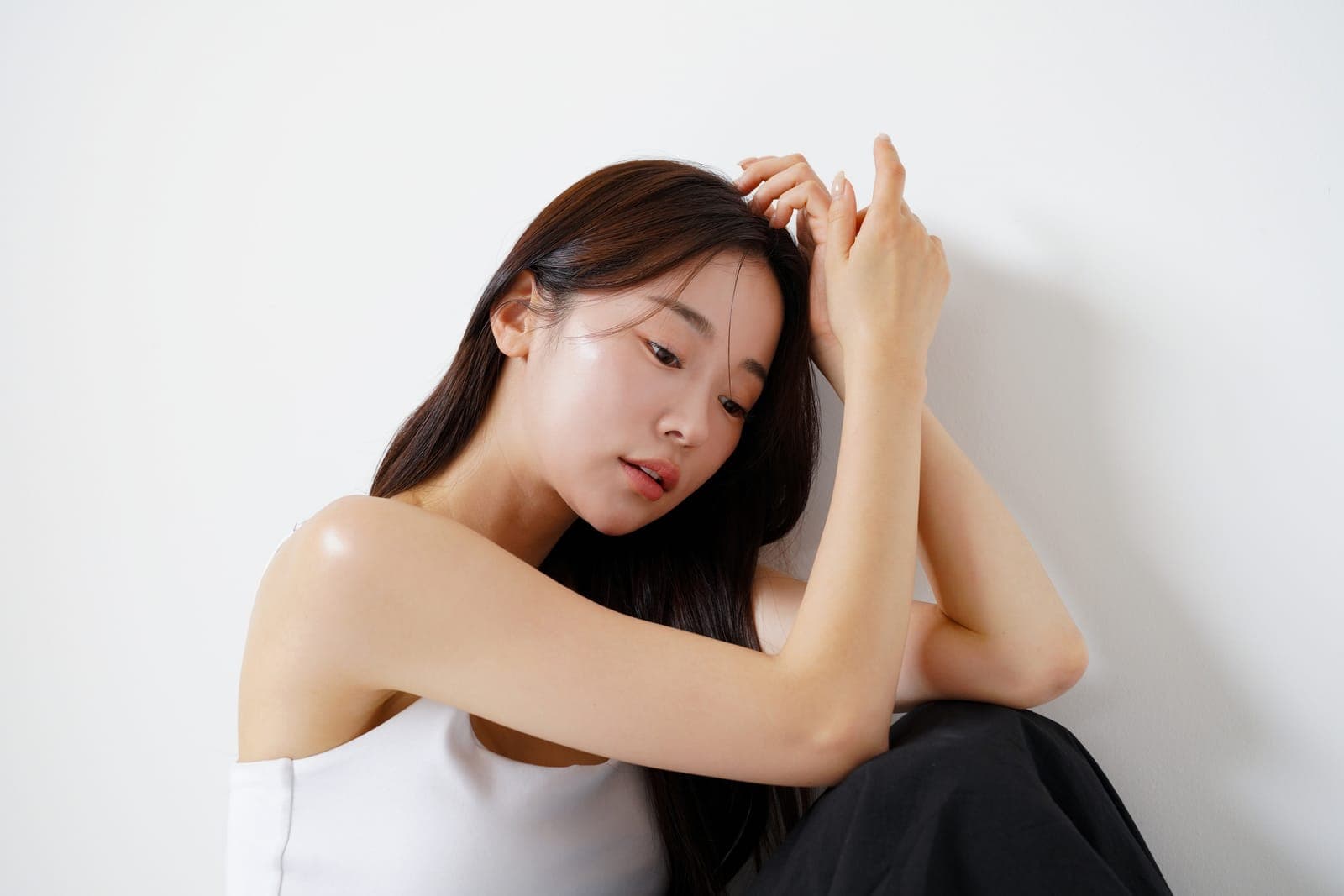 女子輕觸頭皮髮際的外泌體頭皮養護意象