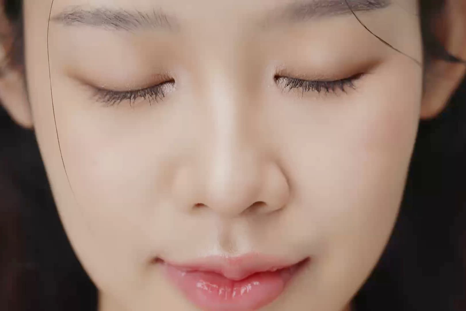 模特兒閉眼靜候的臉部特寫,肌膚甦醒前的沉靜時刻