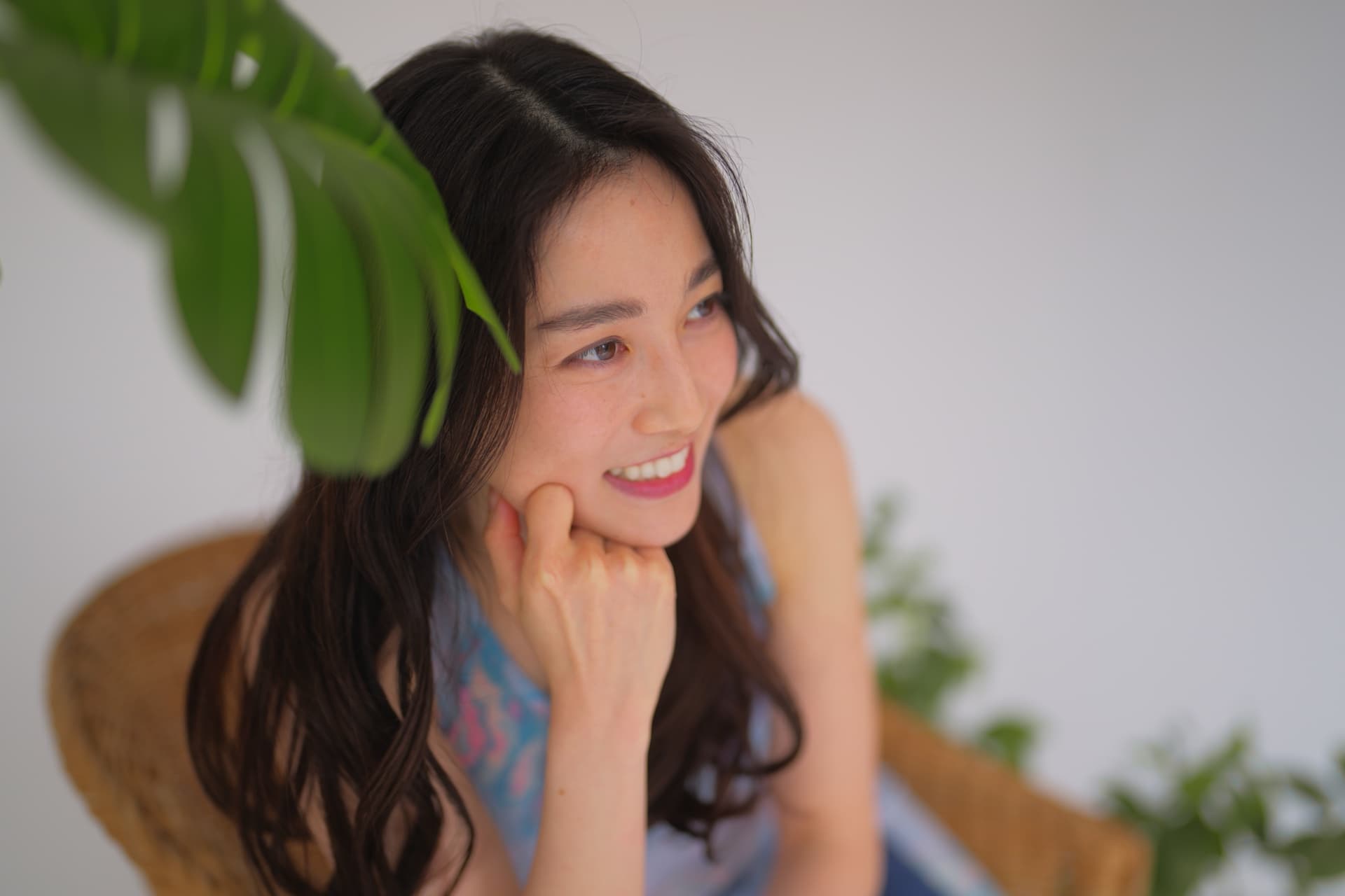 日光下的居家時刻——藤椅、綠植與從容的笑意