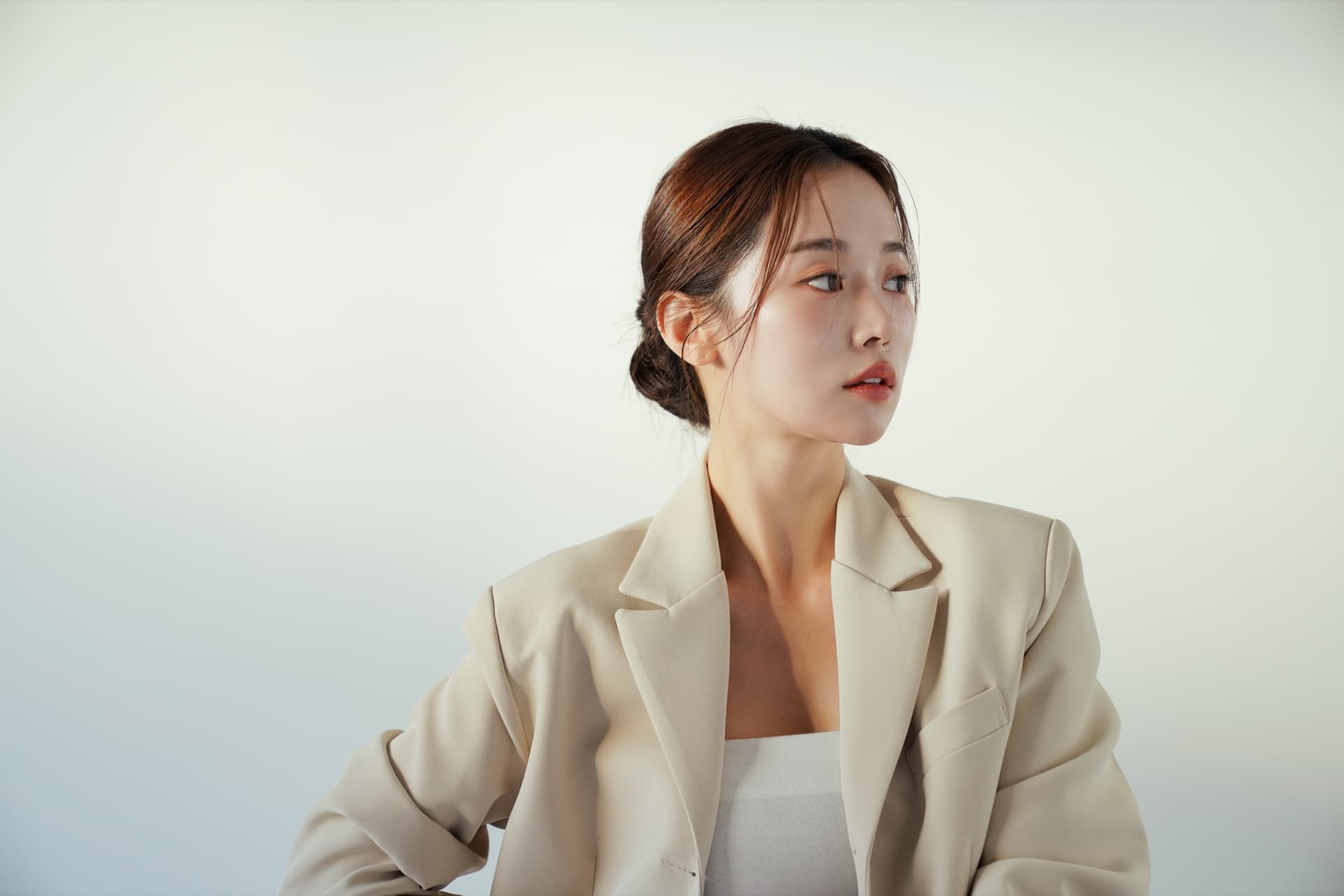 米白西裝的東方女性側望——淺底棚拍人像
